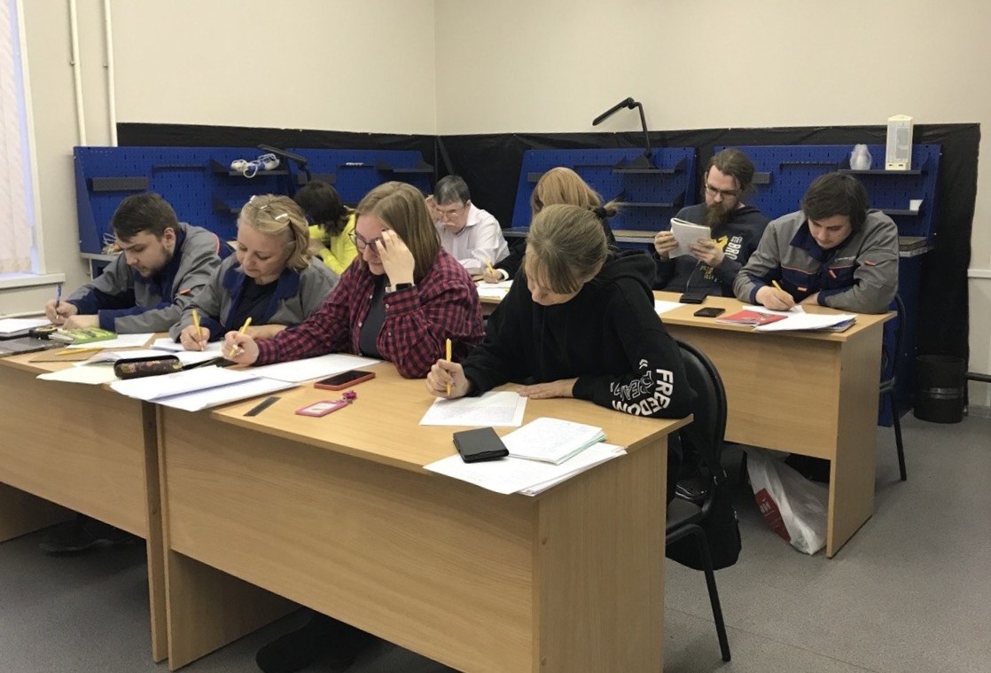 Практические занятия операторов за пультом управления системой рентгеновской инспекции